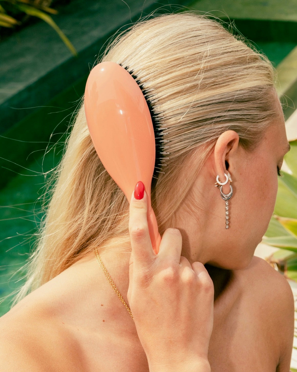 N.02 The Care & Detangling Hair Brush THE ESSENTIAL Coral