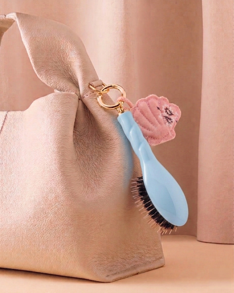 Call It By Your Name x La Bonne Brosse Duo: Micro Spazzola N.02 Blu Cielo e il suo Ciondolo