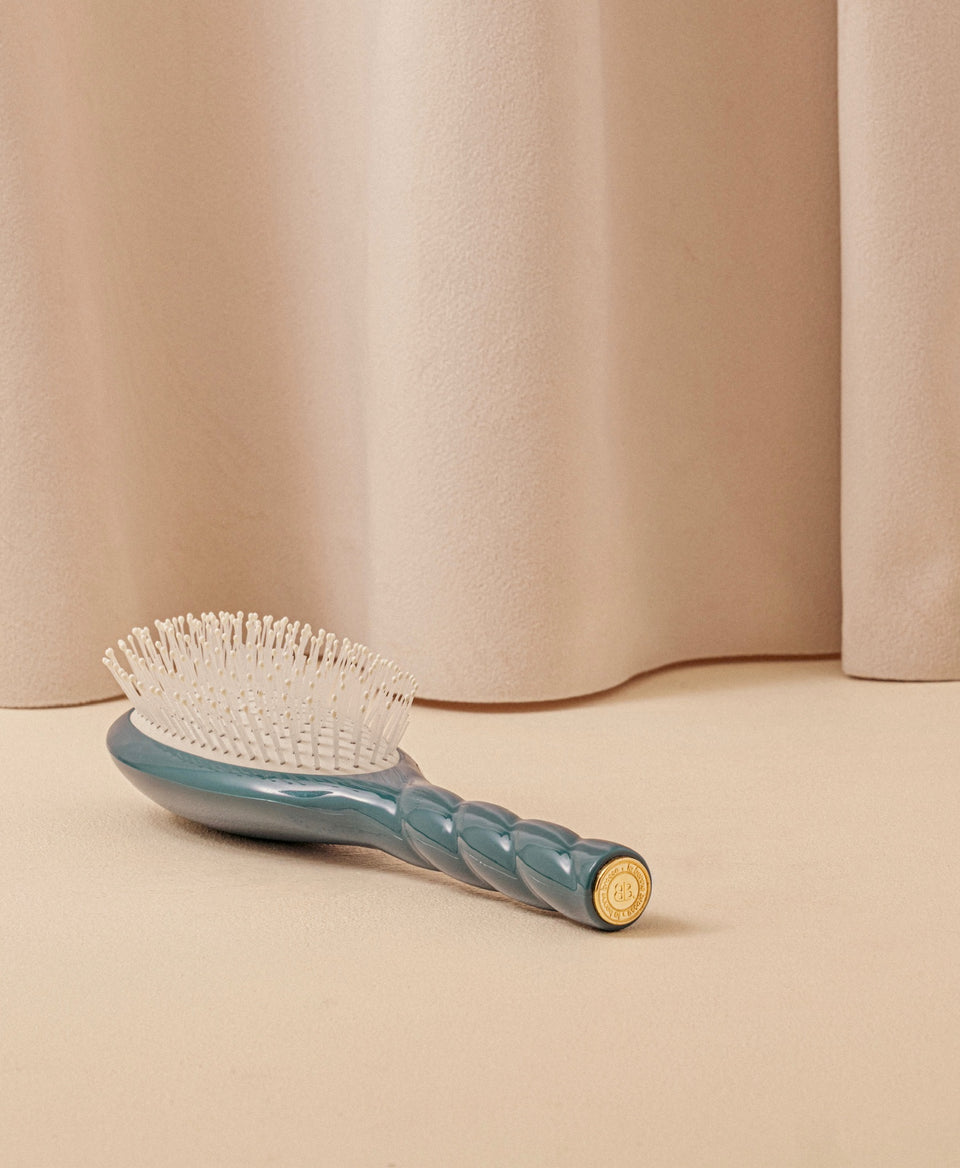 N.04 The Massaging Detangling Hair Brush The Miracle Blue