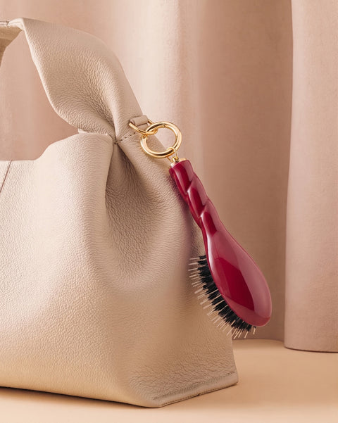 N.02 La Micro Brosse Démêlante & Soin l'Indispensable Rouge Cerise - Image 1