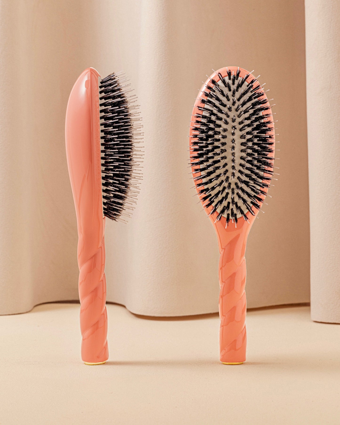 N.02 The Care & Detangling HairBrush The Essential Coral