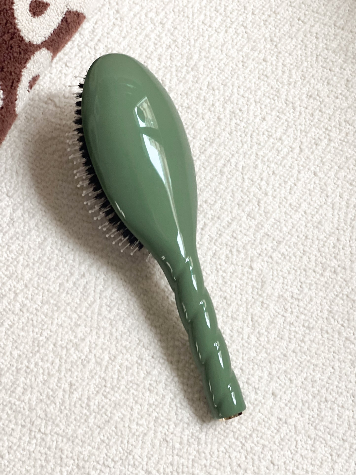 N.03 The Gentle Scalp Care Hair Brush THE ESSENTIAL Almond Green