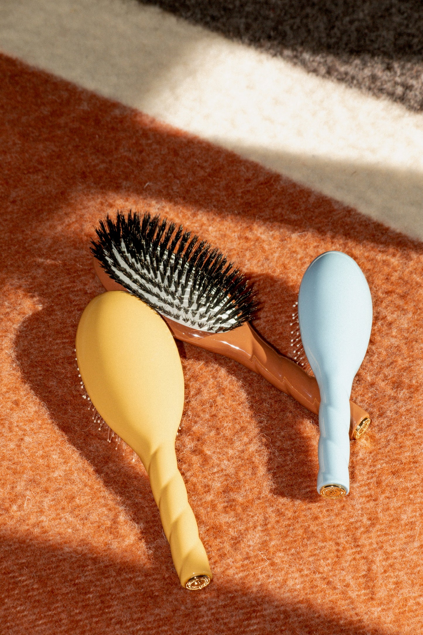 N.03 Die Kleine Sanfte Kopfhautpflege-Haarbürste Die Essenzielle Sanftheit Safrangelb