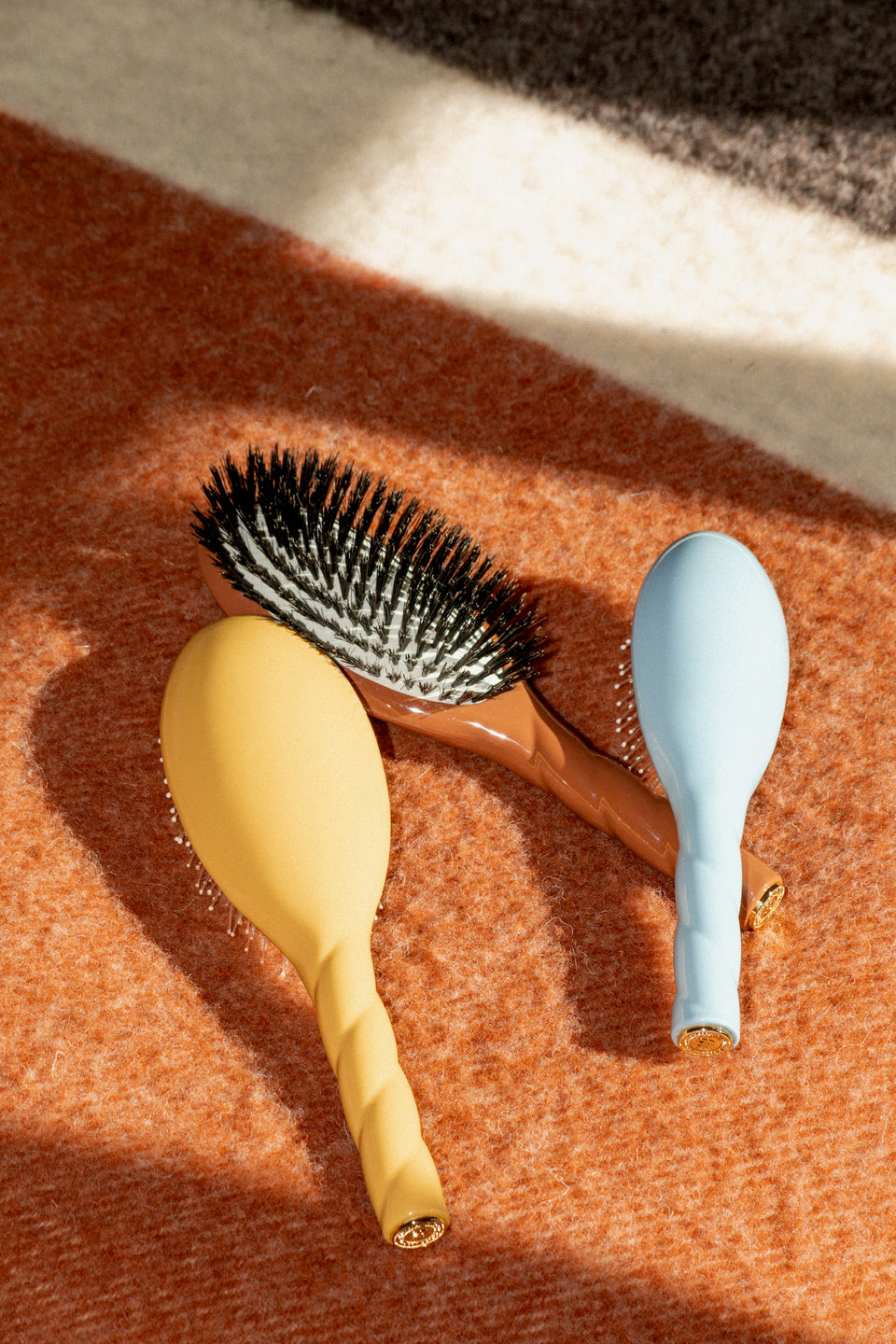 N.03 Die Kleine Sanfte Kopfhautpflege-Haarbürste Die Essenzielle Sanftheit Safrangelb