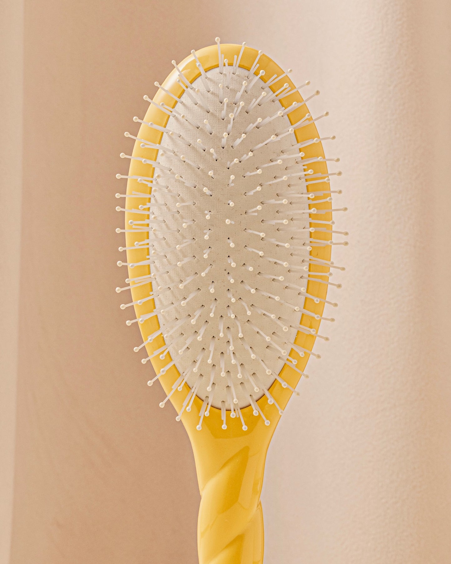 N.04 The Massaging Detangling Hair Brush THE MIRACLE Saffron Yellow
