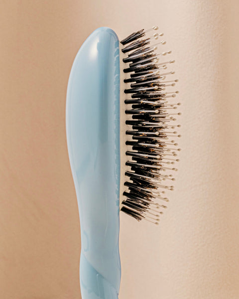 N.03 The Small Gentle Scalp Care Hair Brush THE ESSENTIAL SOFTNESS Light Blue - Image 3