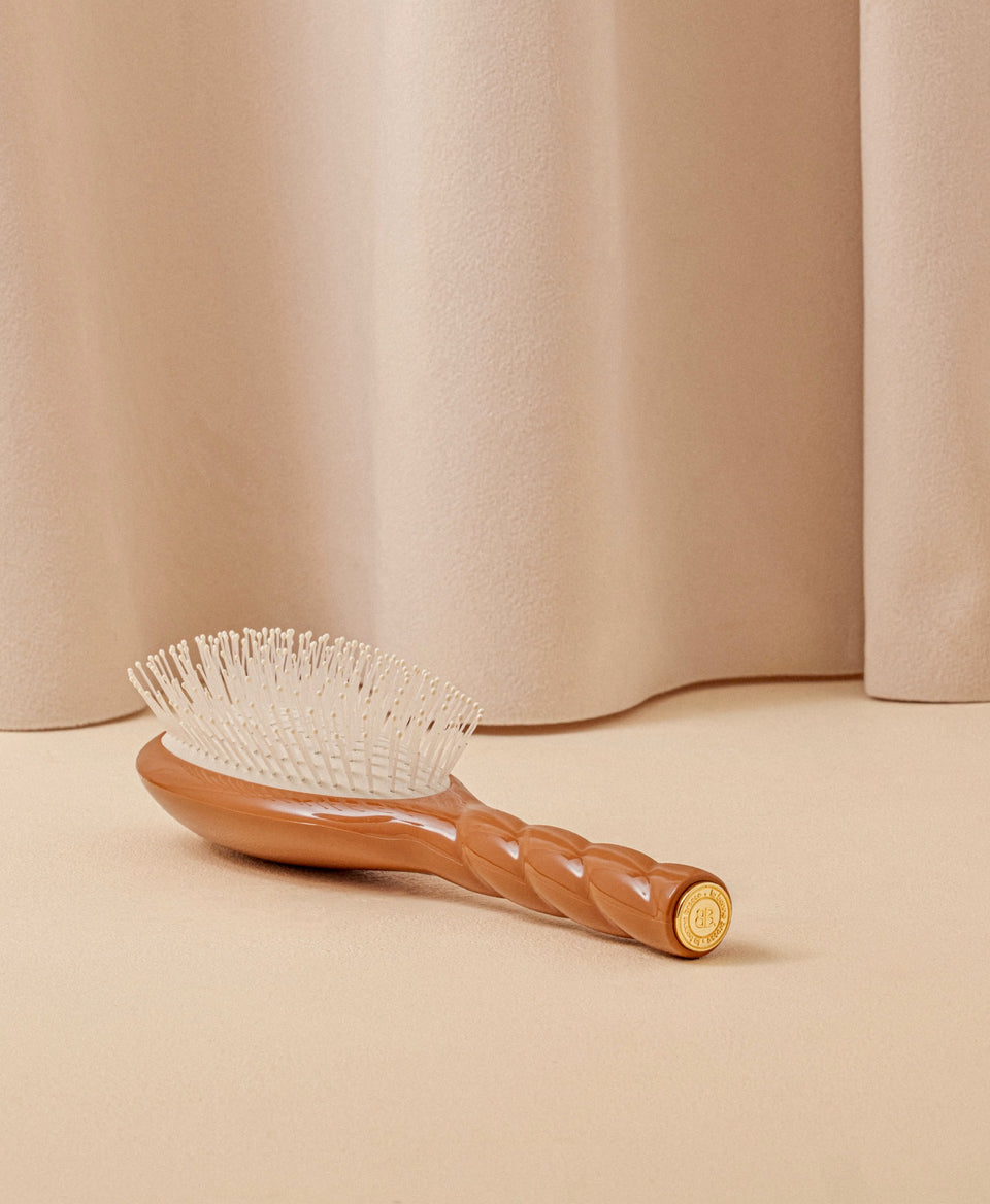 N.04 The Massaging Detangling Hair Brush The Miracle Terracotta
