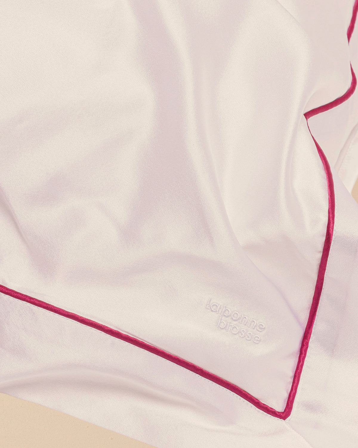 La Taie d'Oreiller en Soie Rouge Cerise