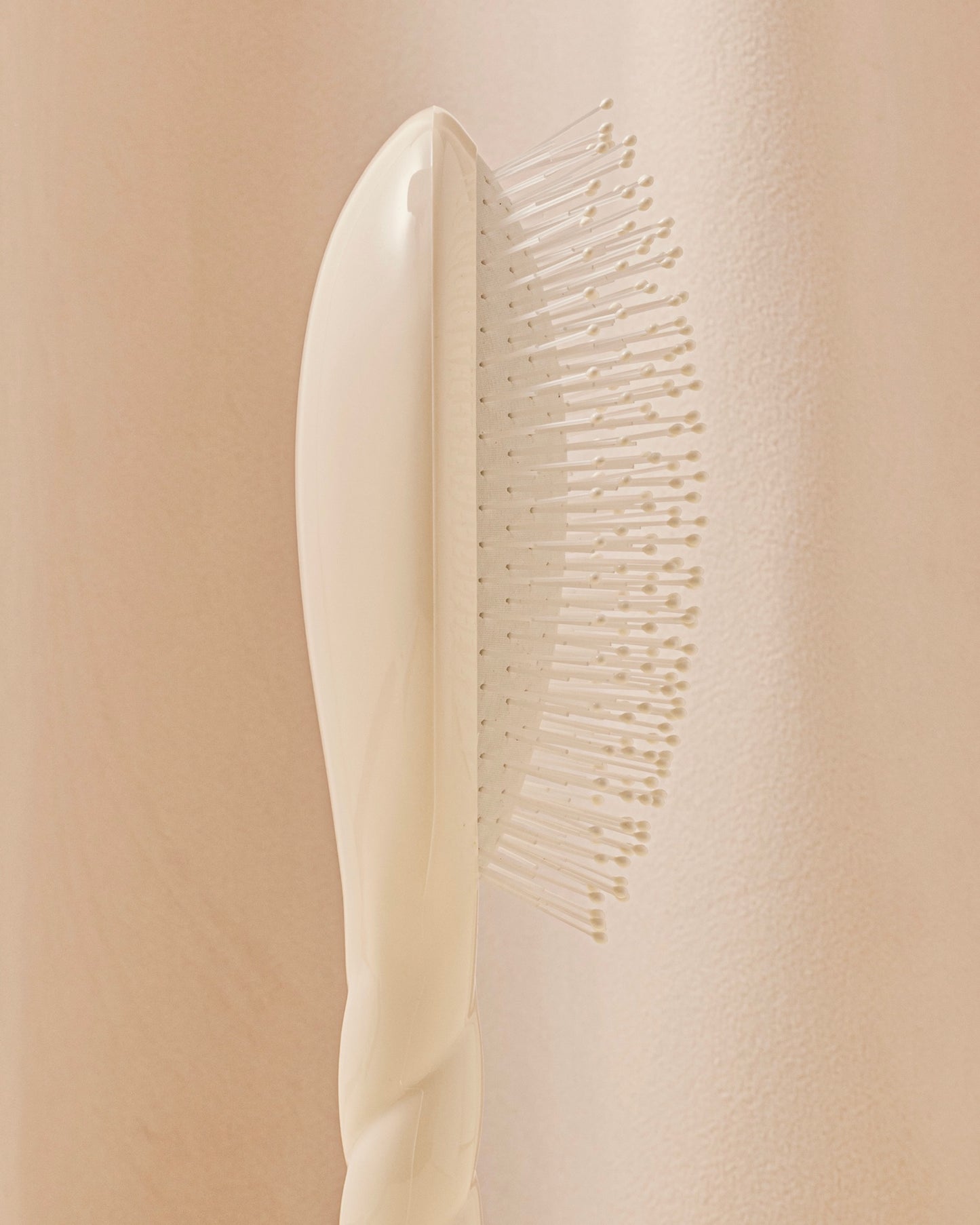 N.04 The Massaging Detangling Hair Brush THE MIRACLE Creamy White