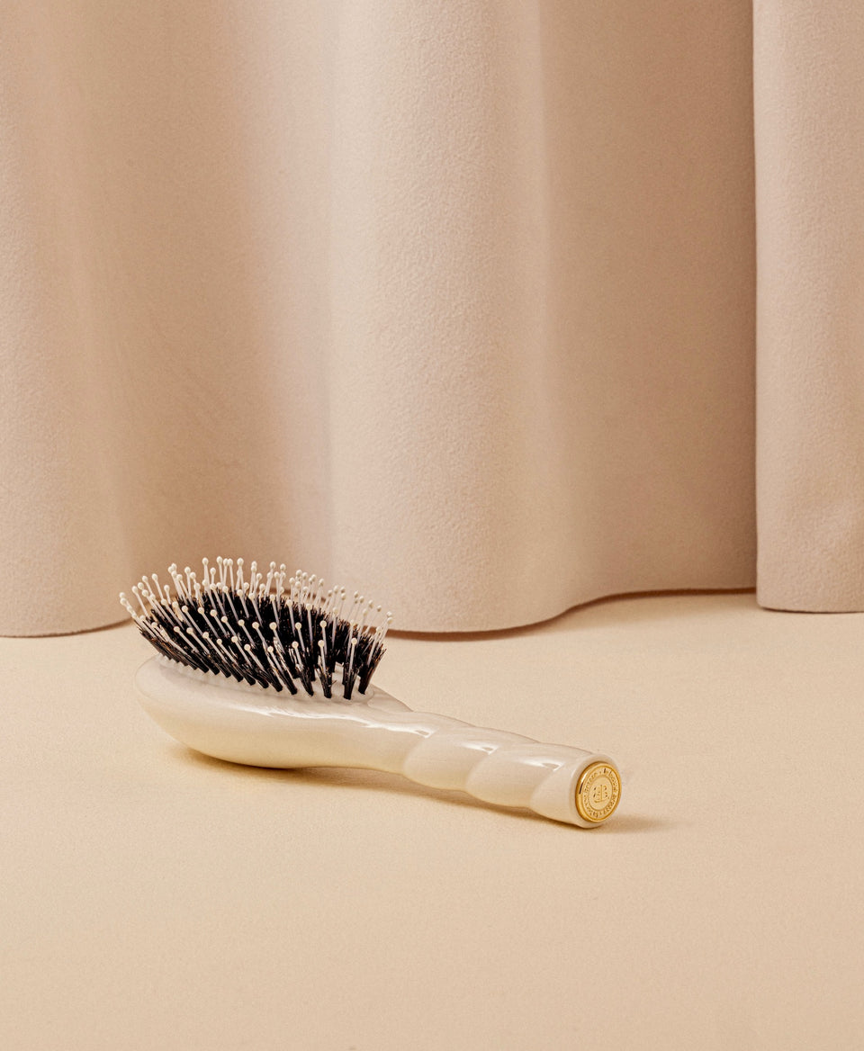 N.03 La Petite Brosse Cuir Chevelu Sensible l'Indispensable Douceur Blanc Crème