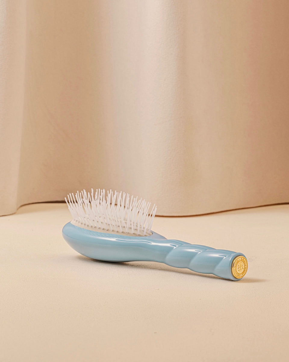 N.07 The Small Stimulating & Detangling Hair Brush The Intense Light Blue