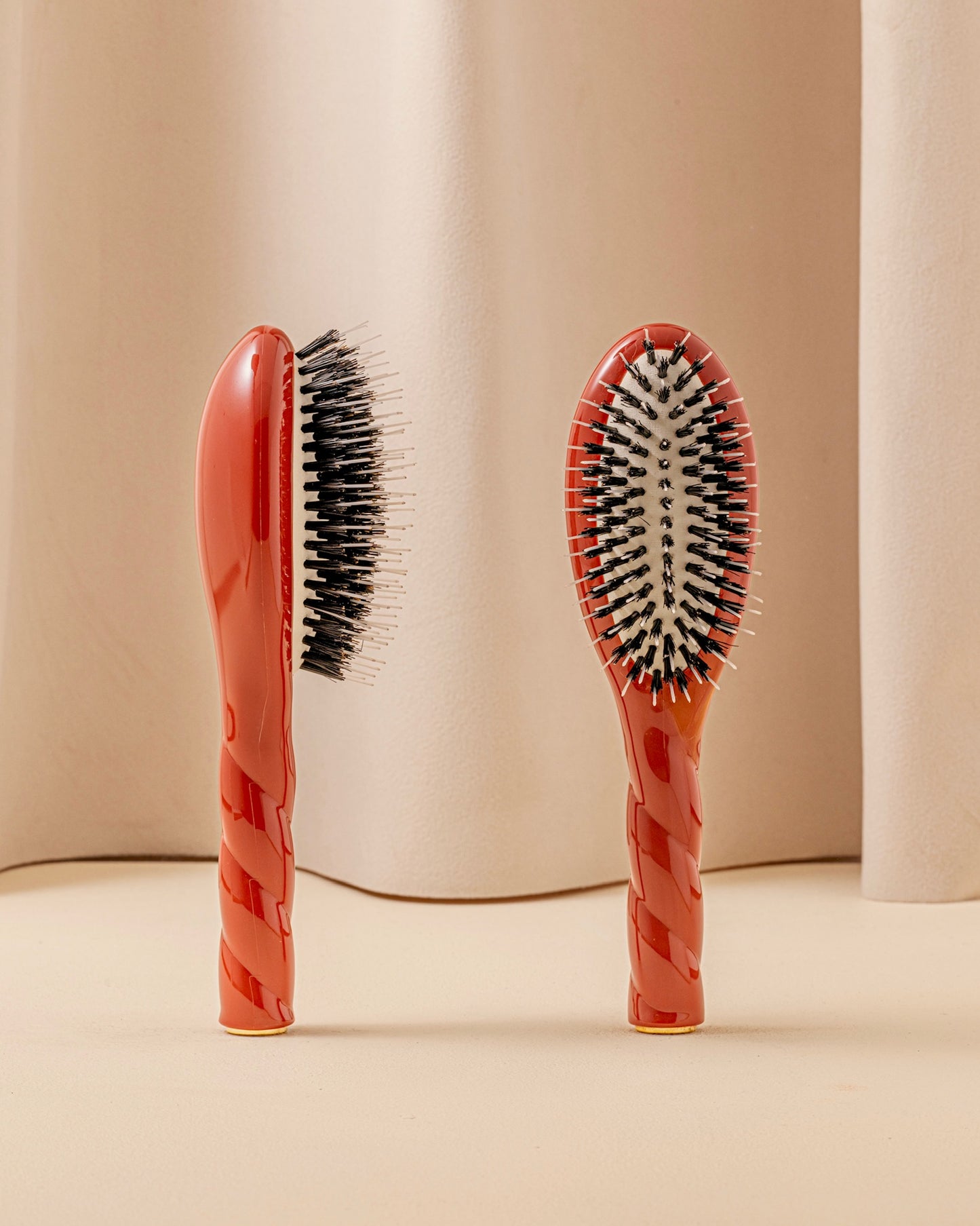 N.02 The Small Care & Detangling Hair Brush THE ESSENTIAL Clay Court
