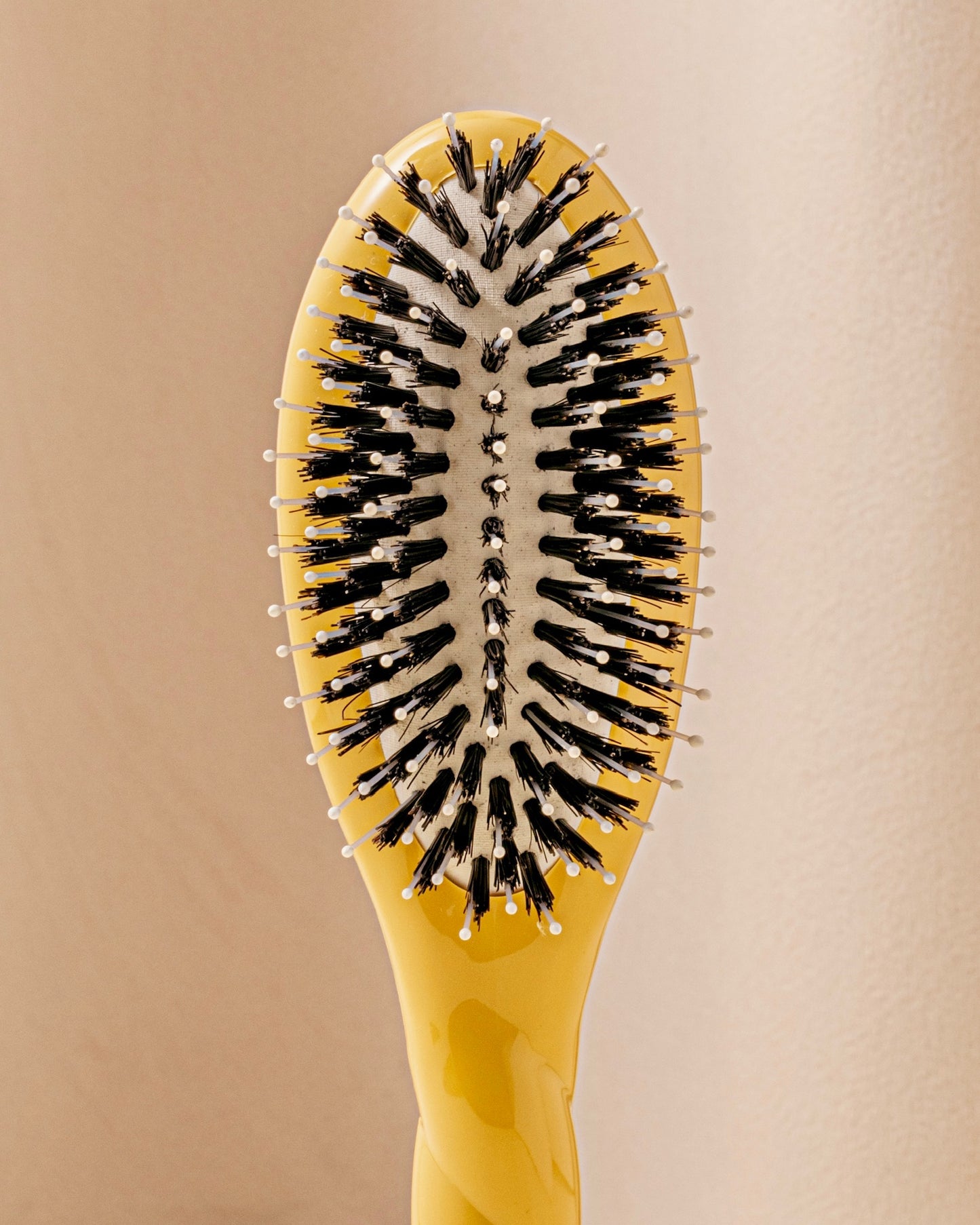 N.03 La Petite Brosse Cuir Chevelu Sensible l'Indispensable Douceur Jaune Safran