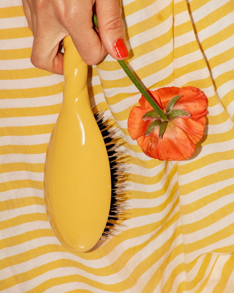 N.02 The Care & Detangling Hair Brush The Essential Saffron Yellow