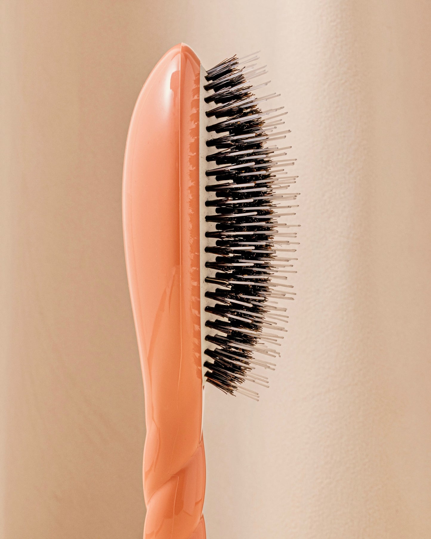 N.02 The Care & Detangling Hair Brush THE ESSENTIAL Coral