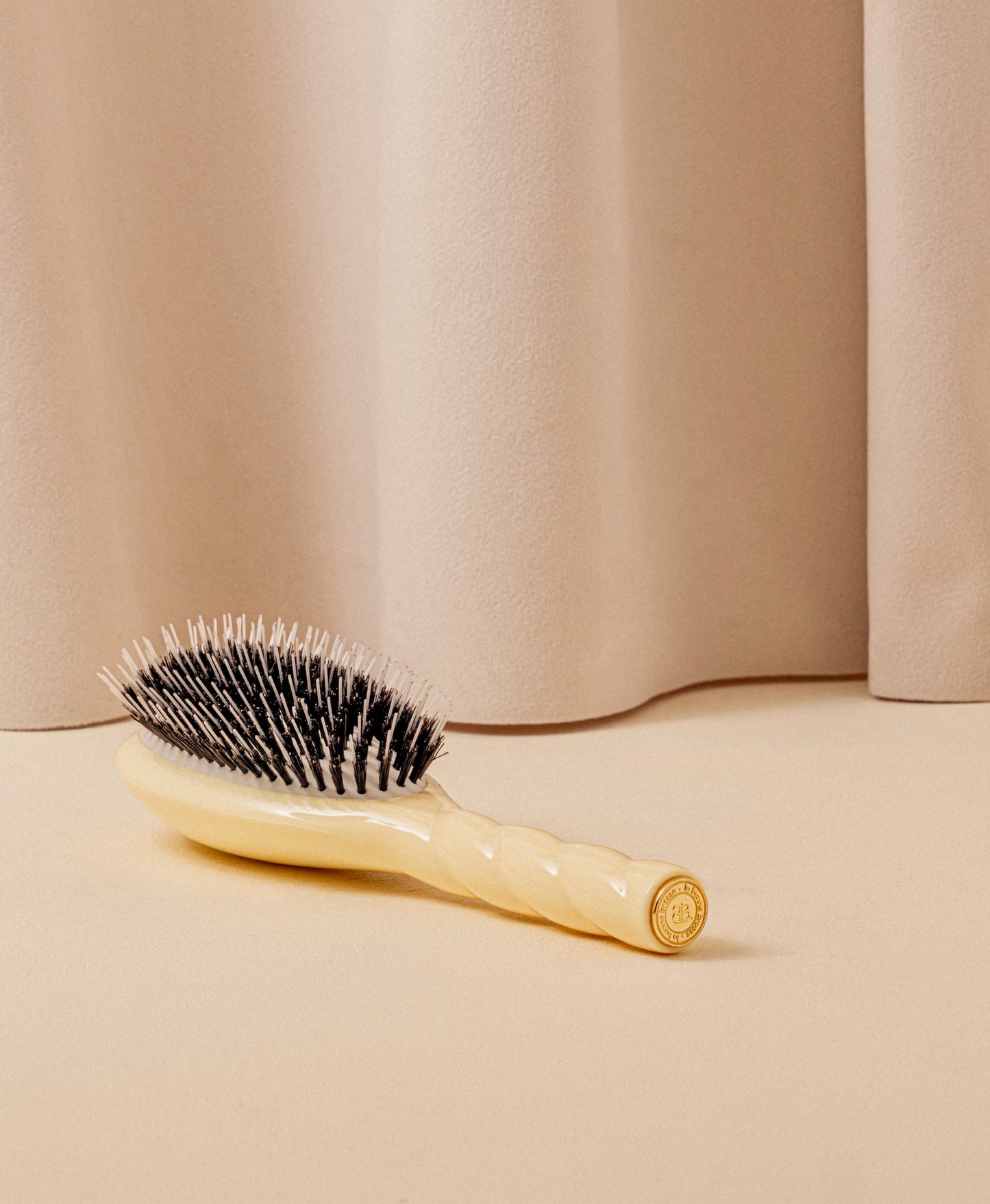 N.02 The Care & Detangling Hair Brush The Essential Ivory Cair