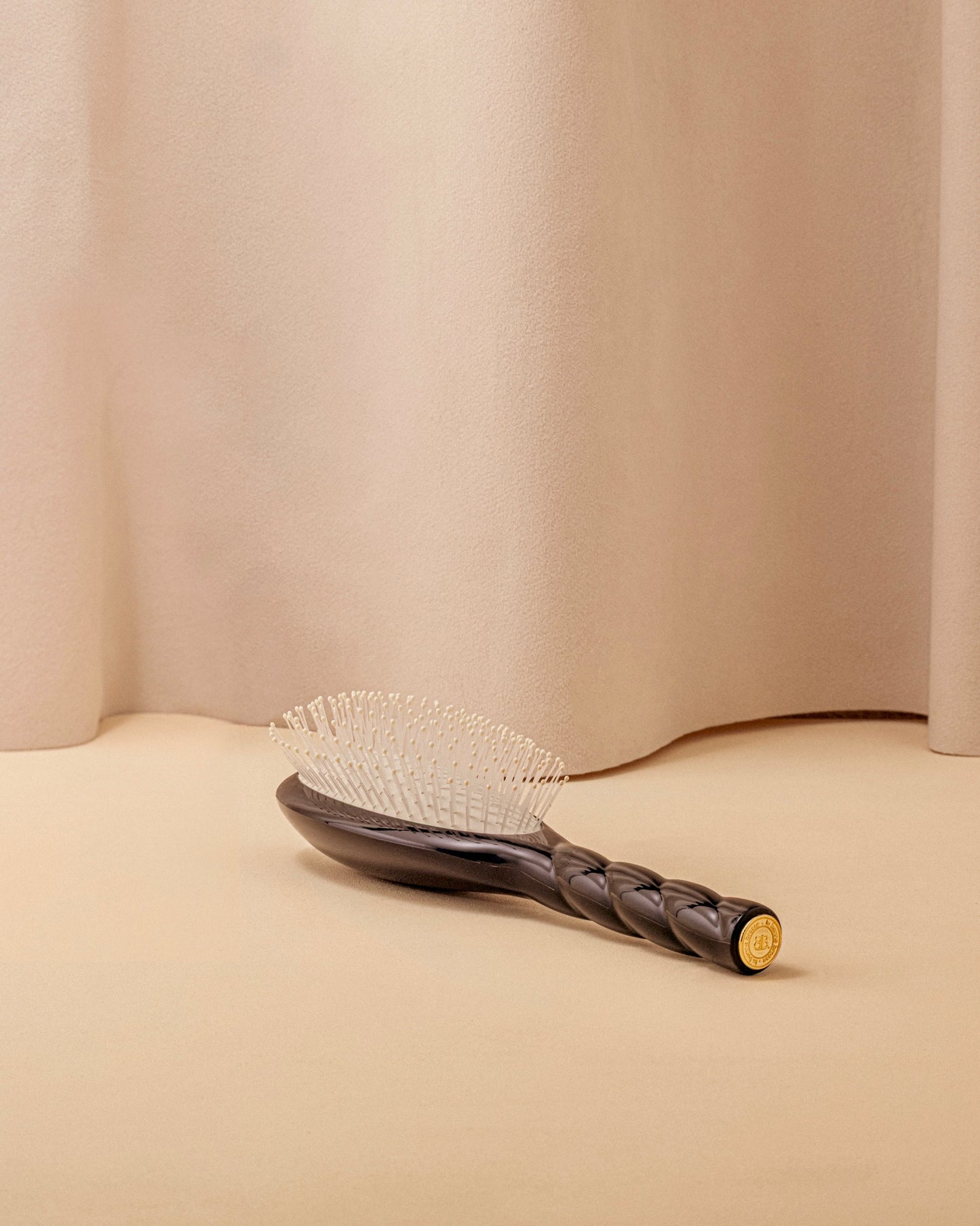 Black Edition N.04 El Cepillo Desenredante y Masajeador La Miracle