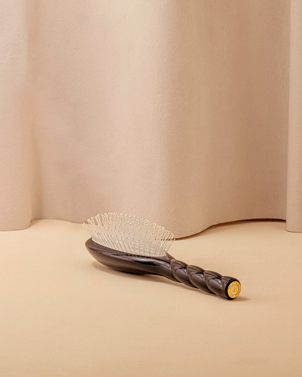 Black Edition N.04 El Cepillo Desenredante y Masajeador La Miracle