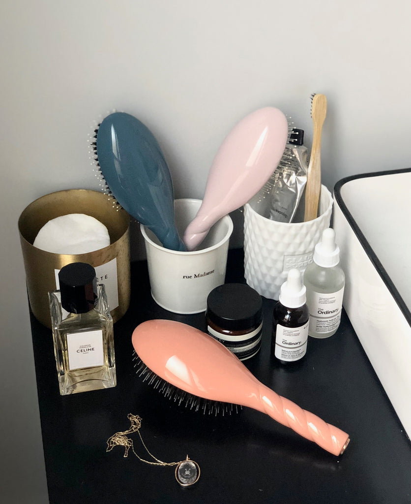 Brosses à cheveux dans la salle de bain