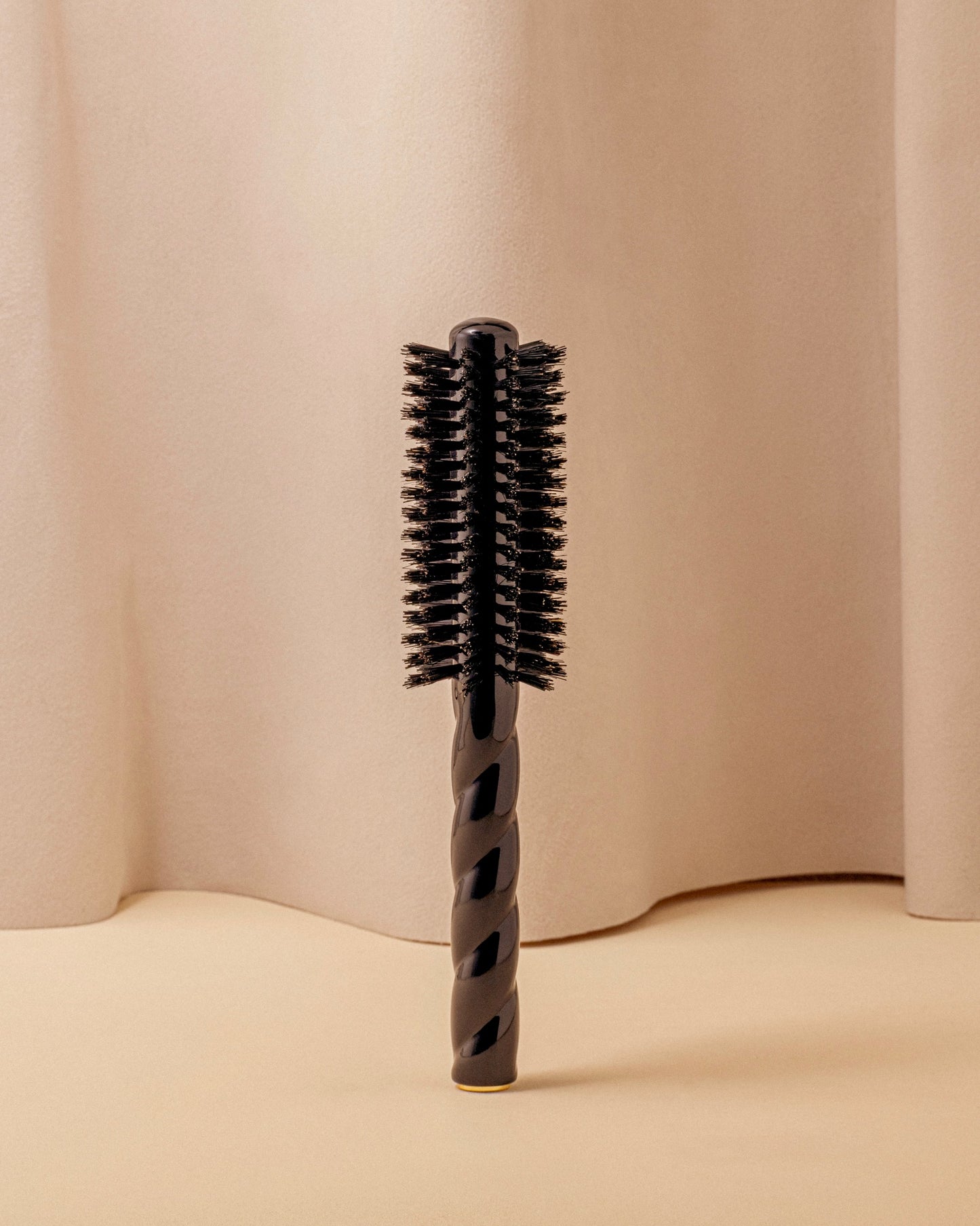 Black Edition N.05 The Round HairBrush Volume & Style