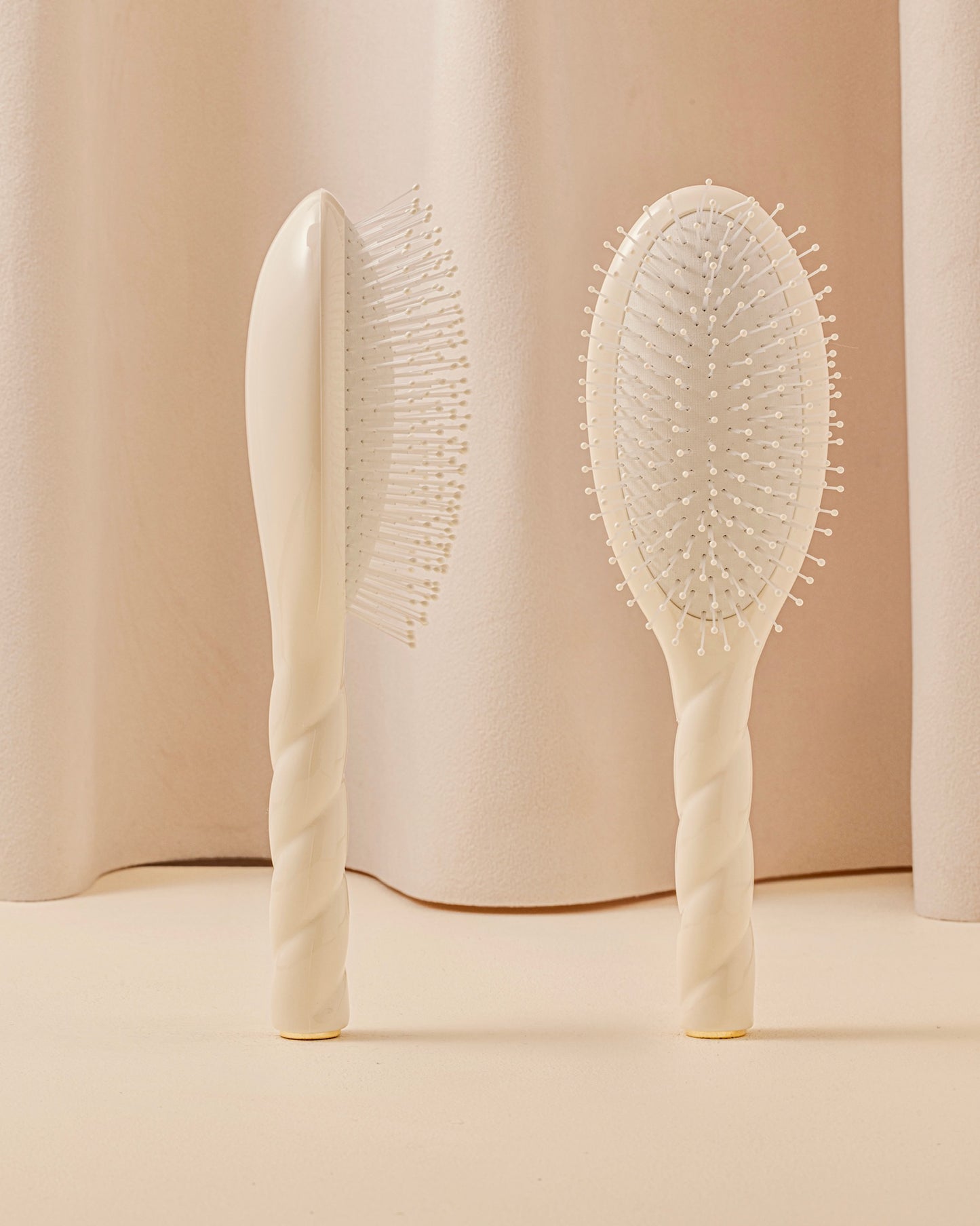 N.04 The Massaging Detangling Hair Brush THE MIRACLE Creamy White