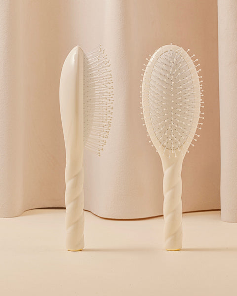 N.04 The Massaging Detangling Hair Brush THE MIRACLE Creamy White - Image 1