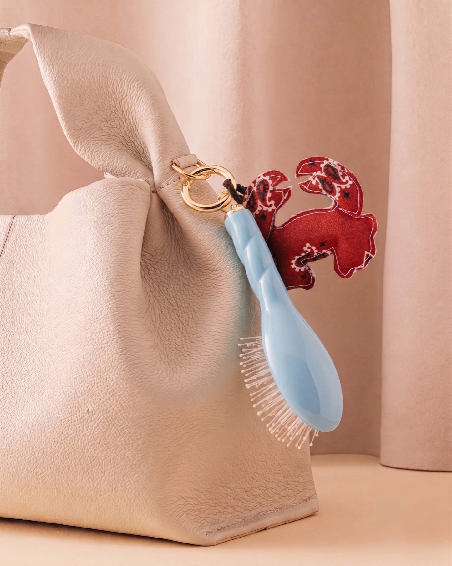 Call It By Your Name x La Bonne Brosse Duo: Mikro Bürste N.04 Himmelblau und ihr Anhänger