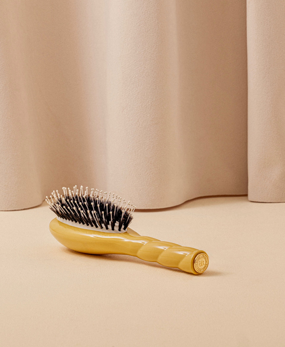 N.03 La Petite Brosse Cuir Chevelu Sensible l'Indispensable Douceur Jaune Safran