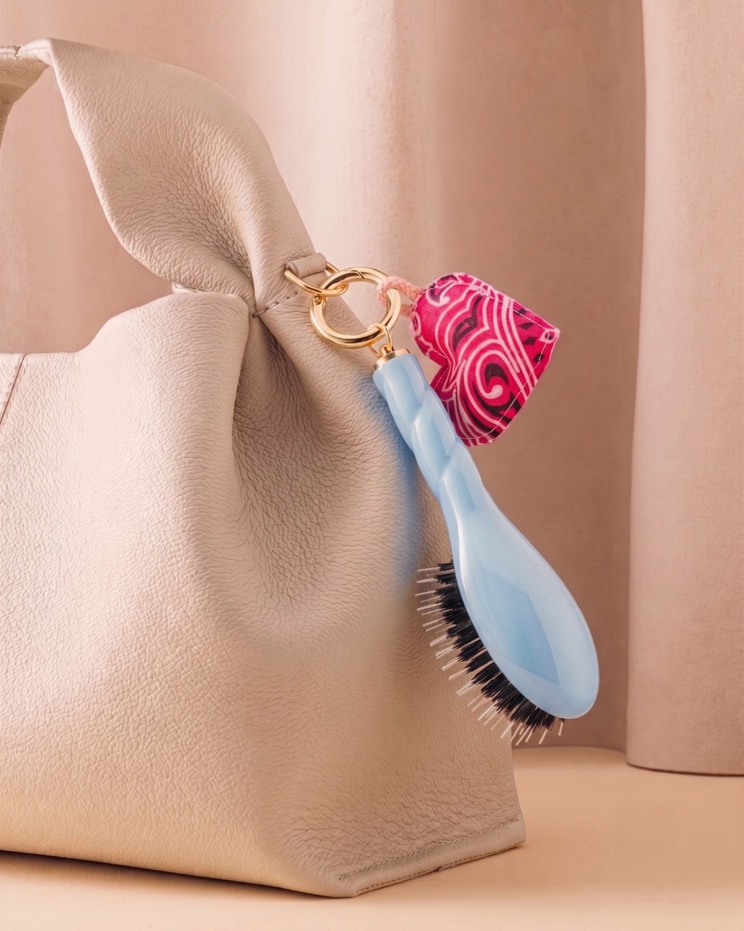 Call It By Your Name x La Bonne Brosse Duo: Micro Spazzola N.02 Blu Cielo e il suo Ciondolo