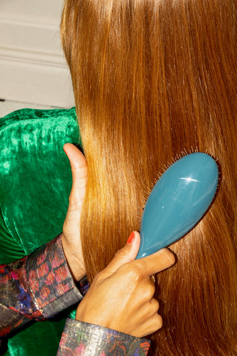 N.07 The Stimulating & Detangling Hair Brush THE INTENSE Ink Blue - Image 2