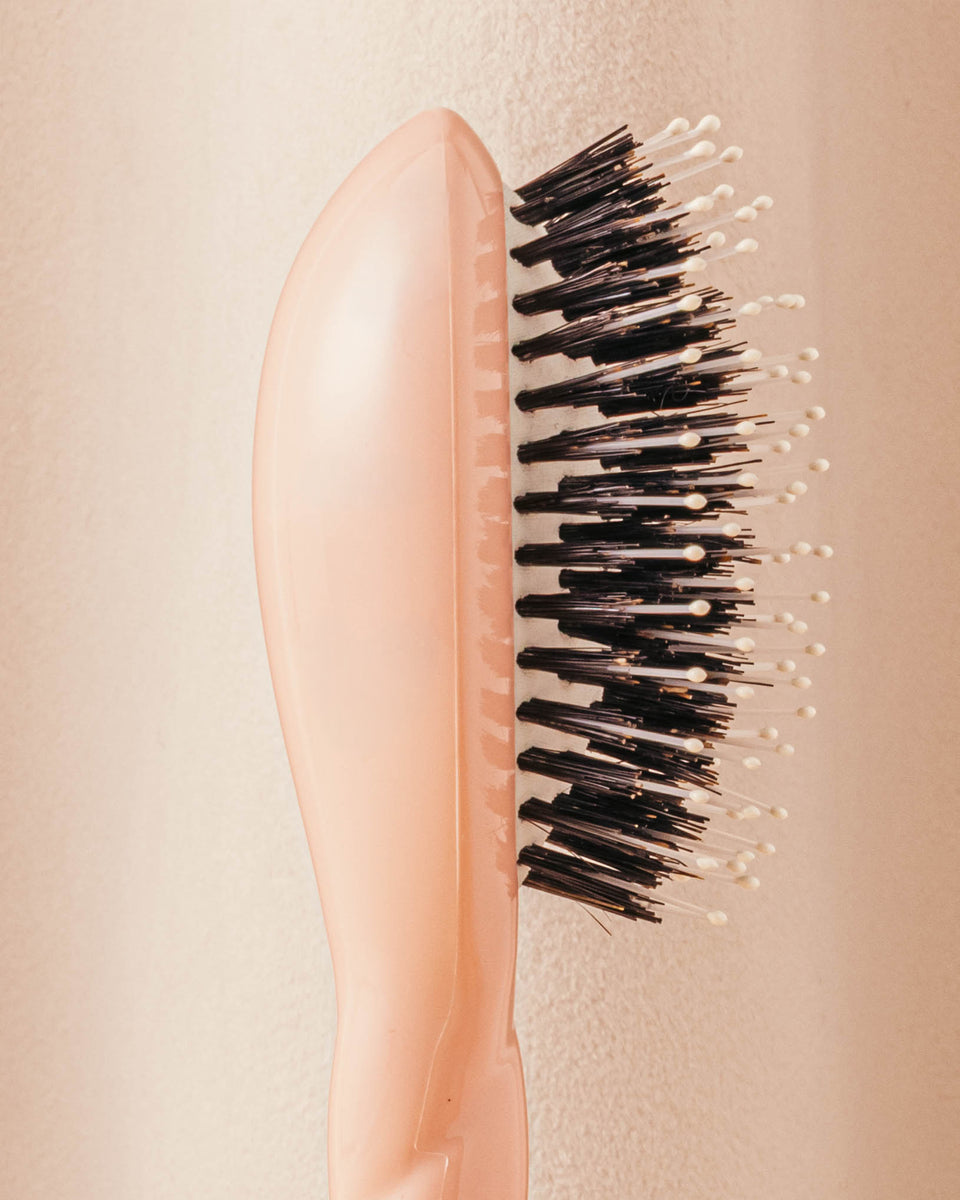 N.03 La Micro Brosse Cuir Chevelu Sensible l'Indispensable Douceur Rose Poudré