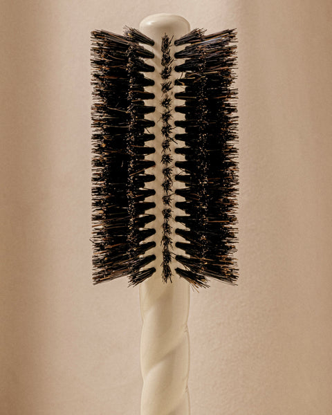 N.08 The Round Blowout Brush Length & Movement Creamy White - Image 1