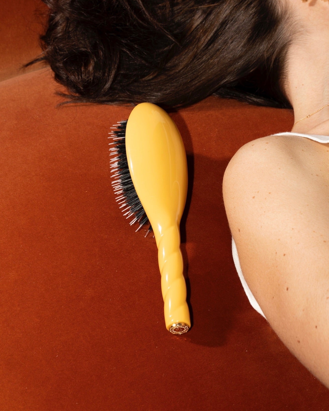 N.02 The Care & Detangling Hair Brush THE ESSENTIAL Saffron Yellow