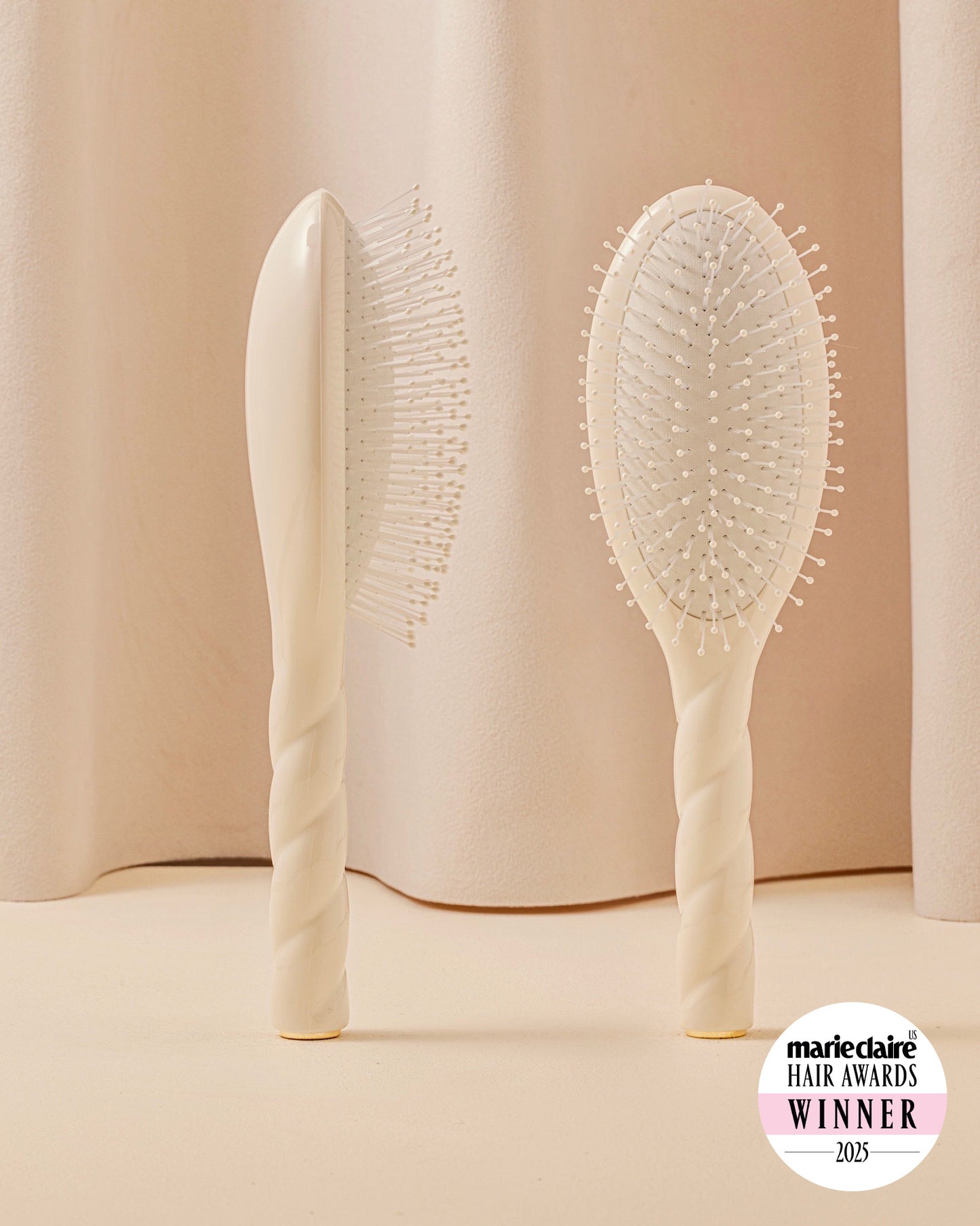 N.04 The Massaging Detangling Hair Brush The Miracle Creamy White