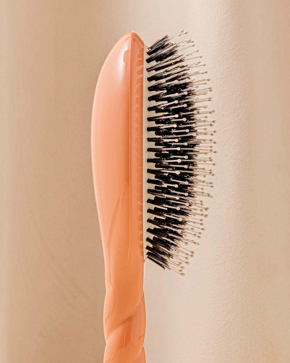 N.03 The Gentle Scalp Care Hair Brush The Essential Softness Coral