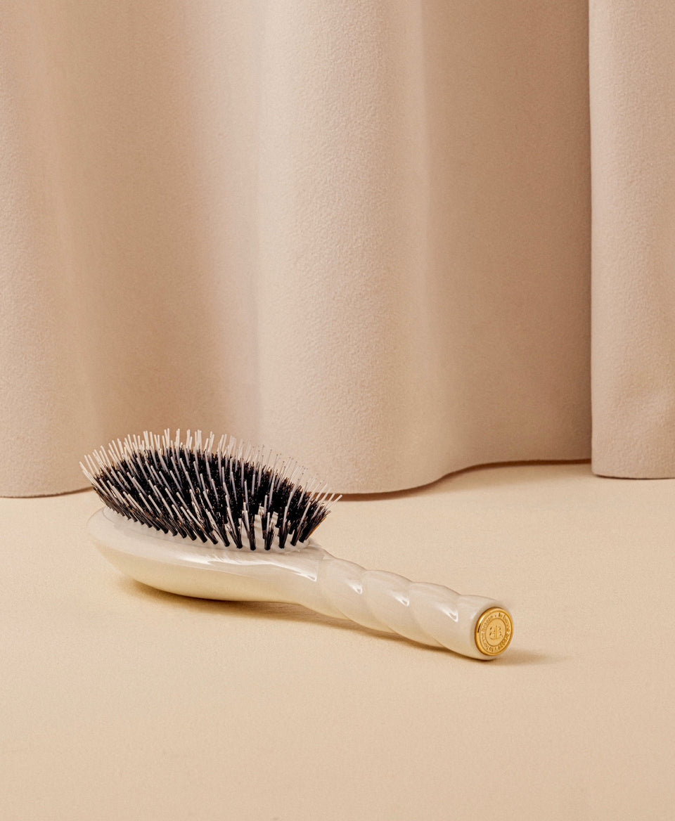 N.02 The Care & Detangling Hair Brush The Essential Creamy White