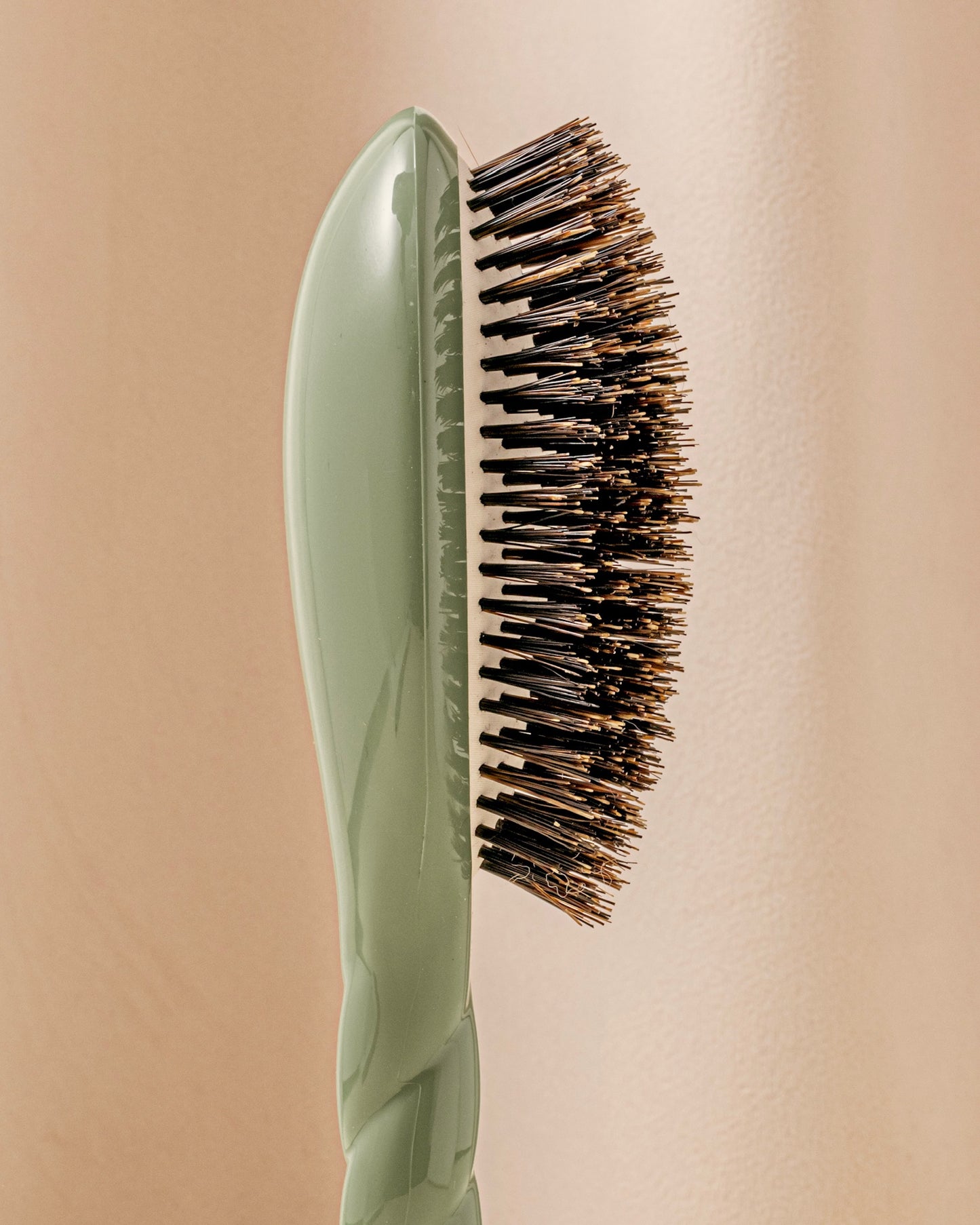 N.01 The Shine & Care Hair Brush THE UNIVERSAL Almond Green