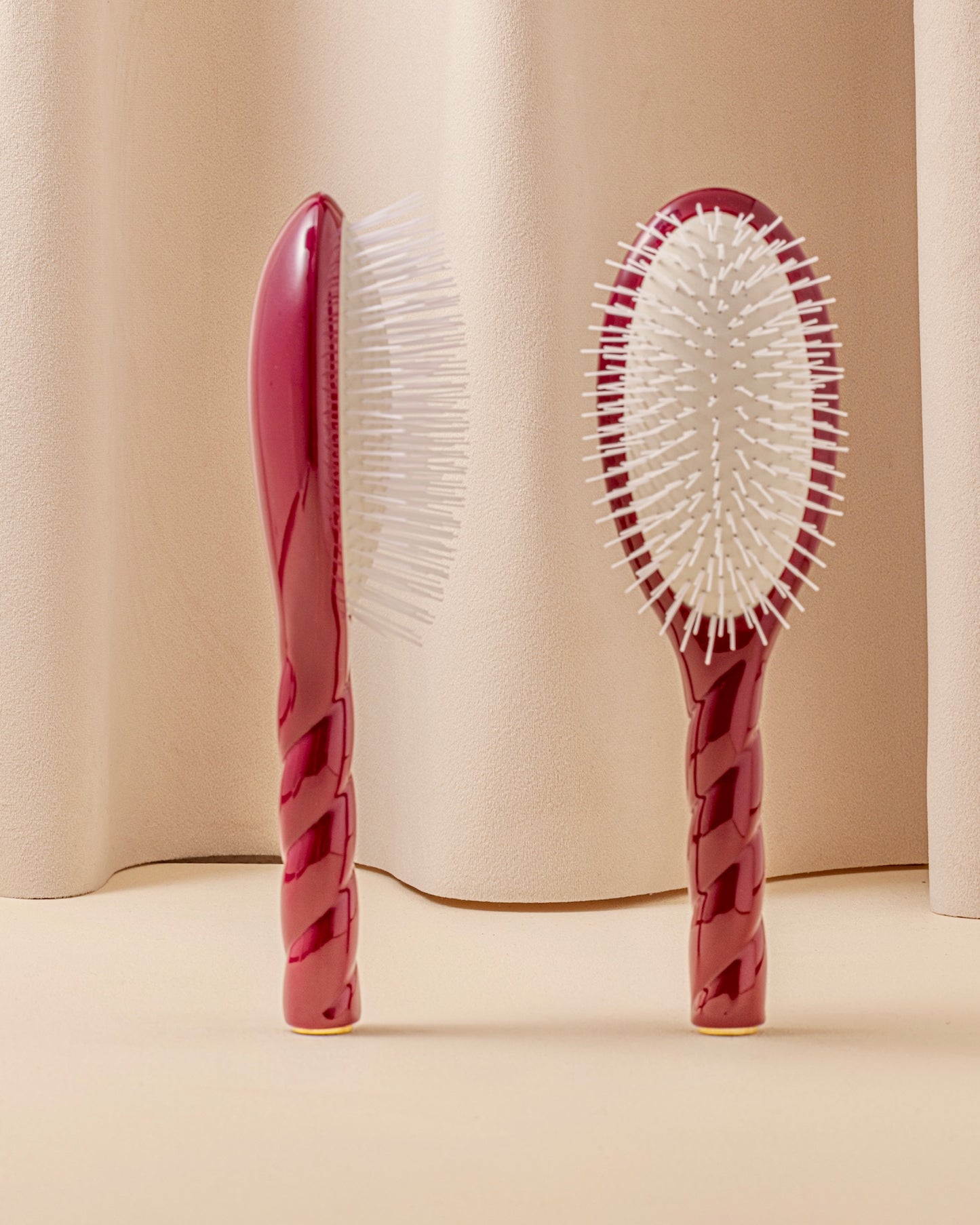 N.07 The Stimulating & Detangling Hair Brush THE INTENSE Cherry Red