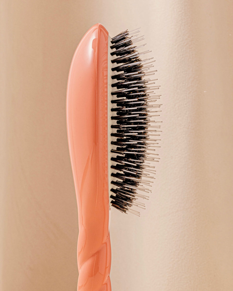 N.02 The Care & Detangling HairBrush The Essential Coral
