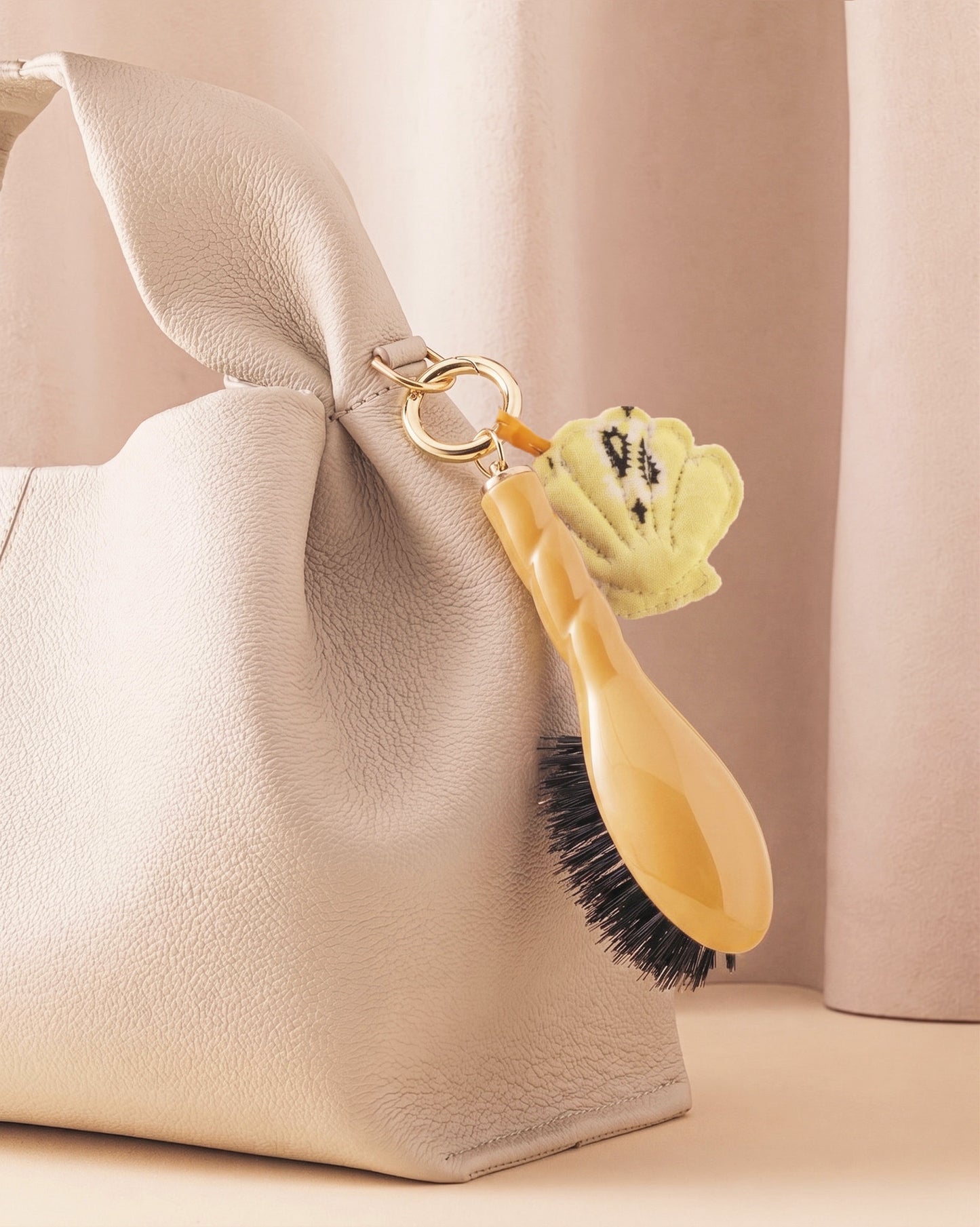 Call It By Your Name x La Bonne Brosse Duo: Mikro Bürste N.01 Safrangelb mit Anhänger