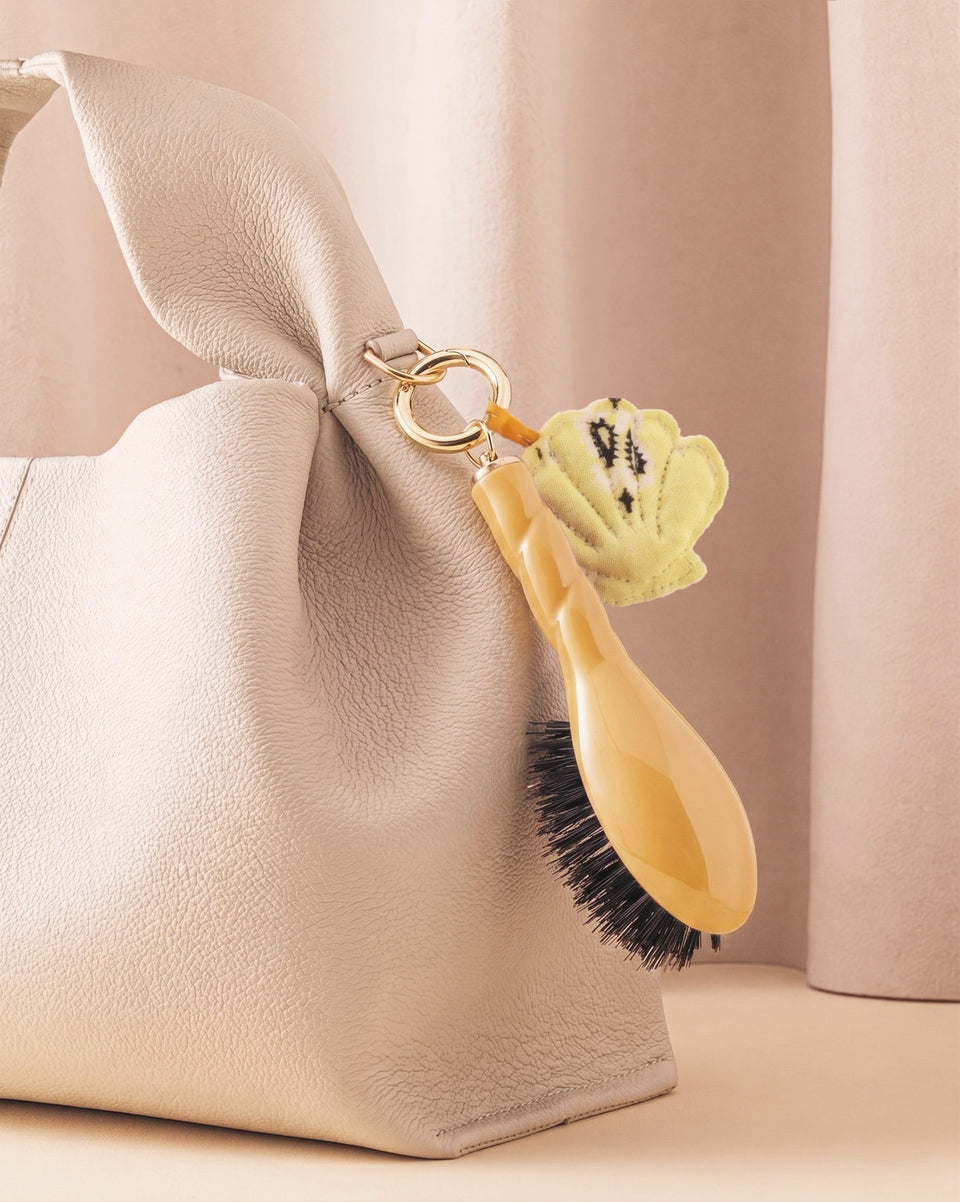 Call It By Your Name x La Bonne Brosse Duo: Mikro Bürste N.01 Safrangelb mit Anhänger