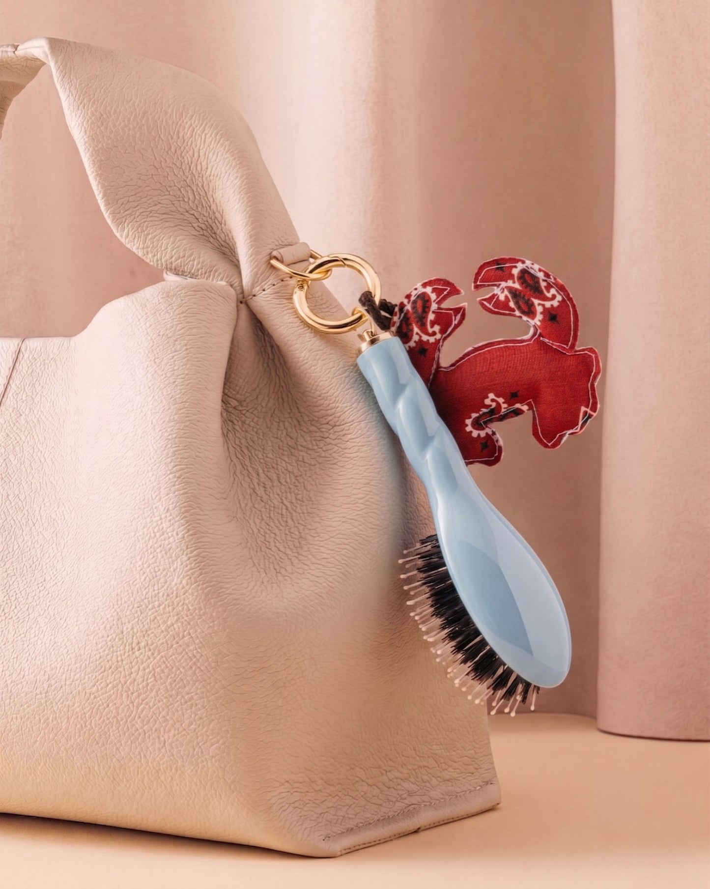 Call It By Your Name x La Bonne Brosse Duo: Mikro Bürste N.03 Himmelblau und ihr Anhänger