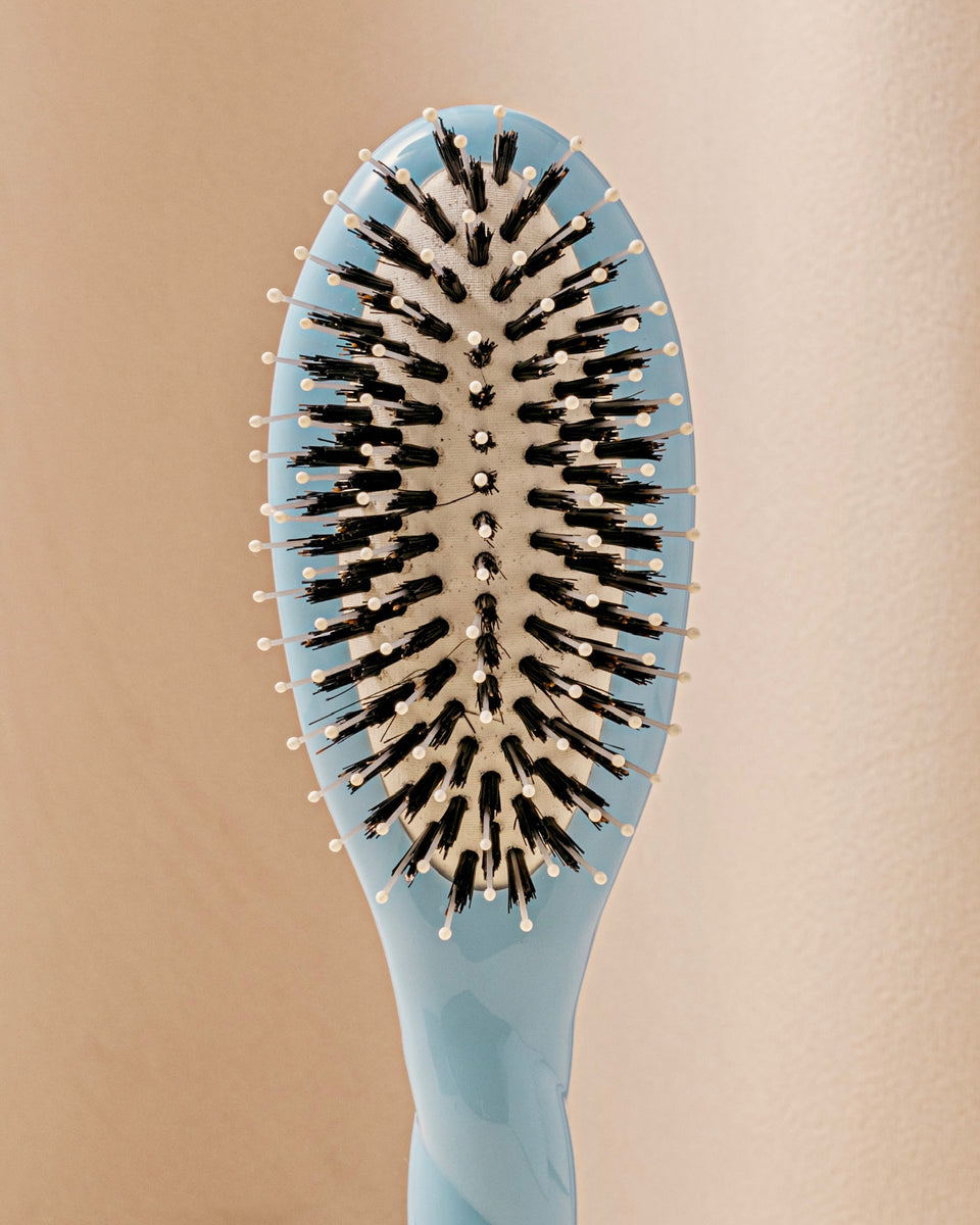 N.03 La Petite Brosse Cuir Chevelu Sensible l'Indispensable Douceur Bleu Ciel