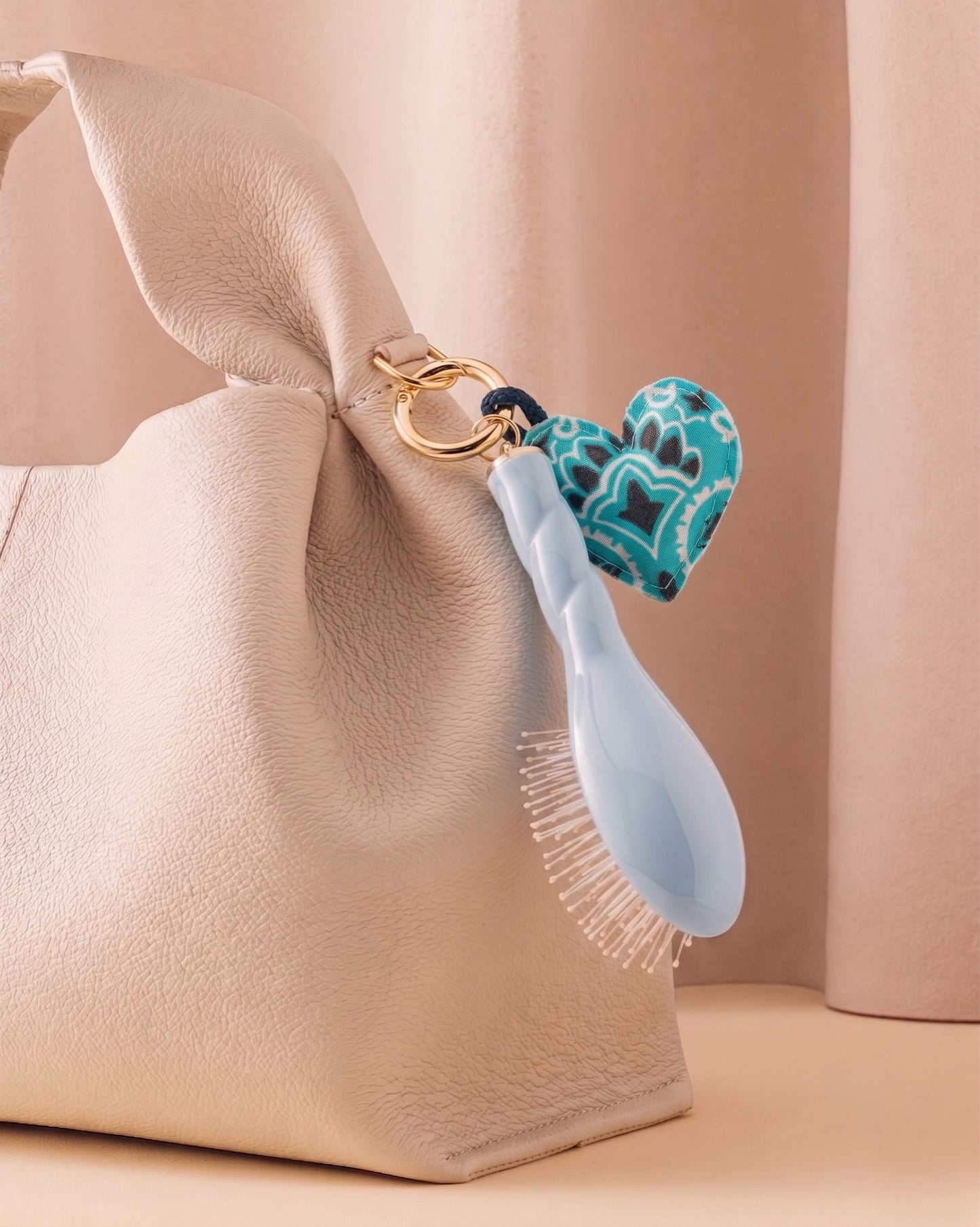 Call It By Your Name x La Bonne Brosse Duo: Mikro Bürste N.04 Himmelblau und ihr Anhänger