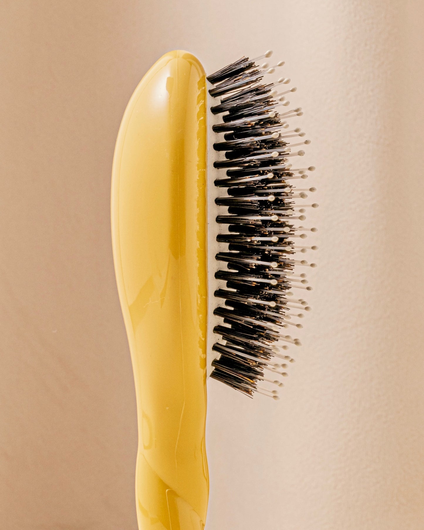 N.03 La Petite Brosse Cuir Chevelu Sensible l'Indispensable Douceur Jaune Safran