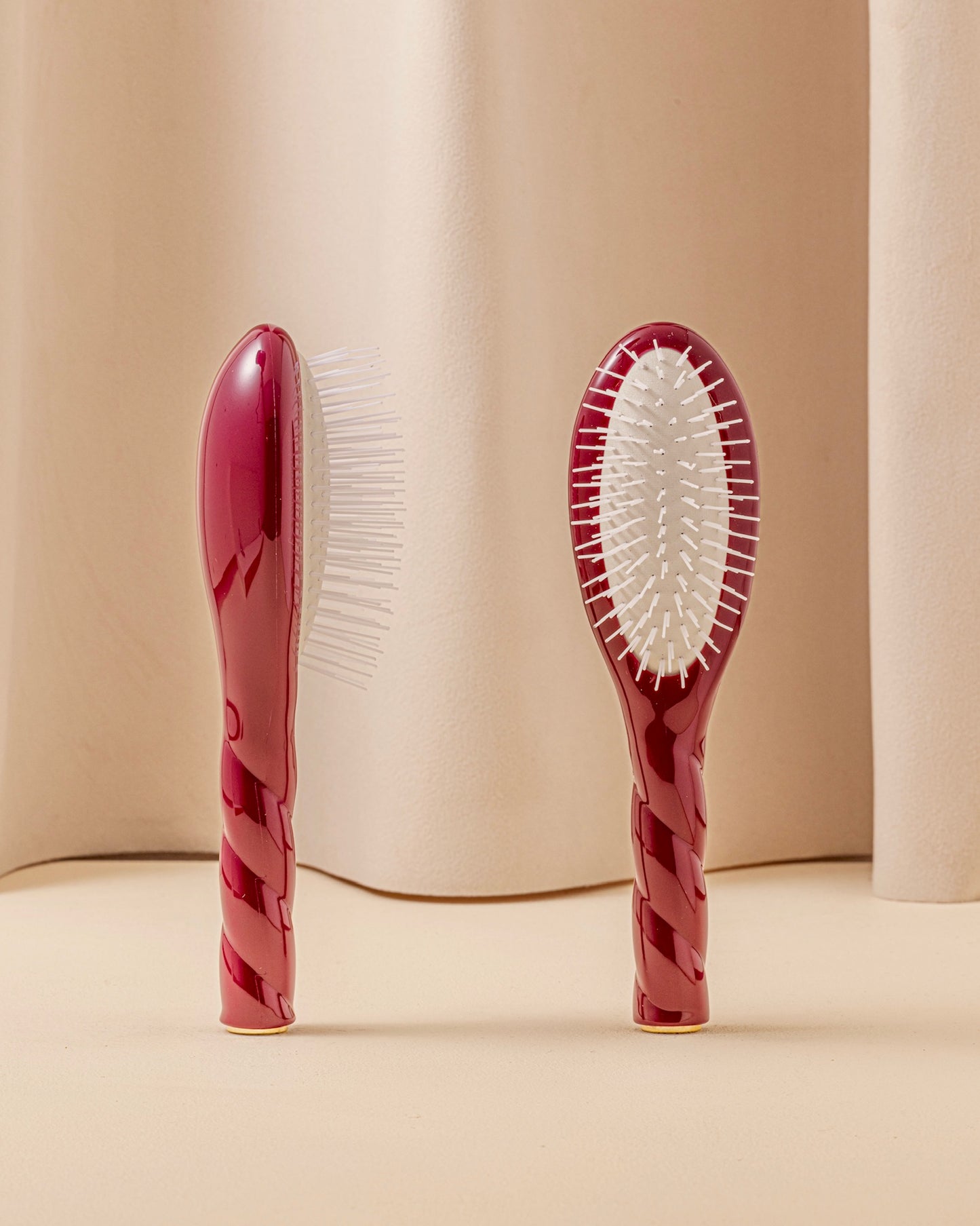 N.07 The Small Stimulating & Detangling Hair Brush THE INTENSE Cherry Red