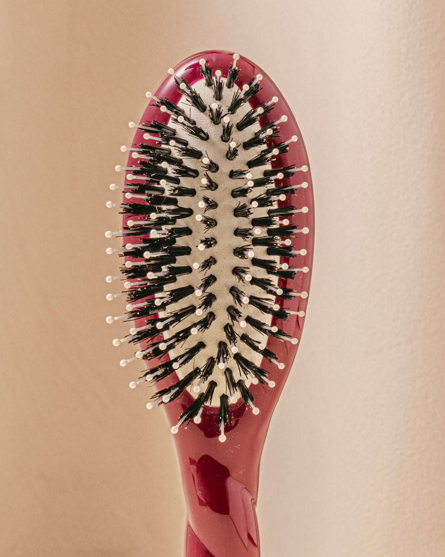 N.03 La Petite Brosse Cuir Chevelu Sensible l'Indispensable Douceur Rouge Cerise