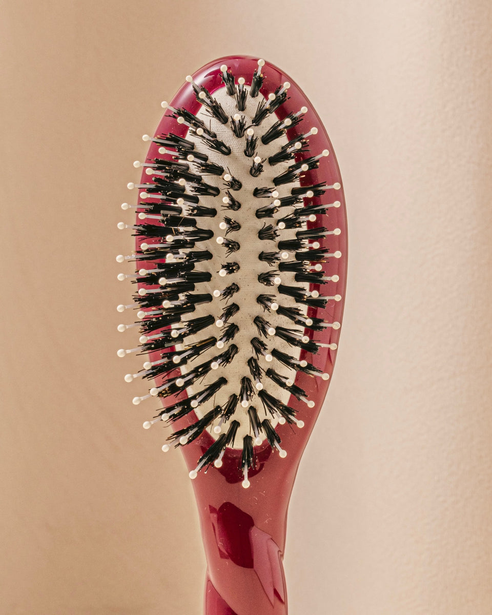 N.03 La Petite Brosse Cuir Chevelu Sensible l'Indispensable Douceur Rouge Cerise