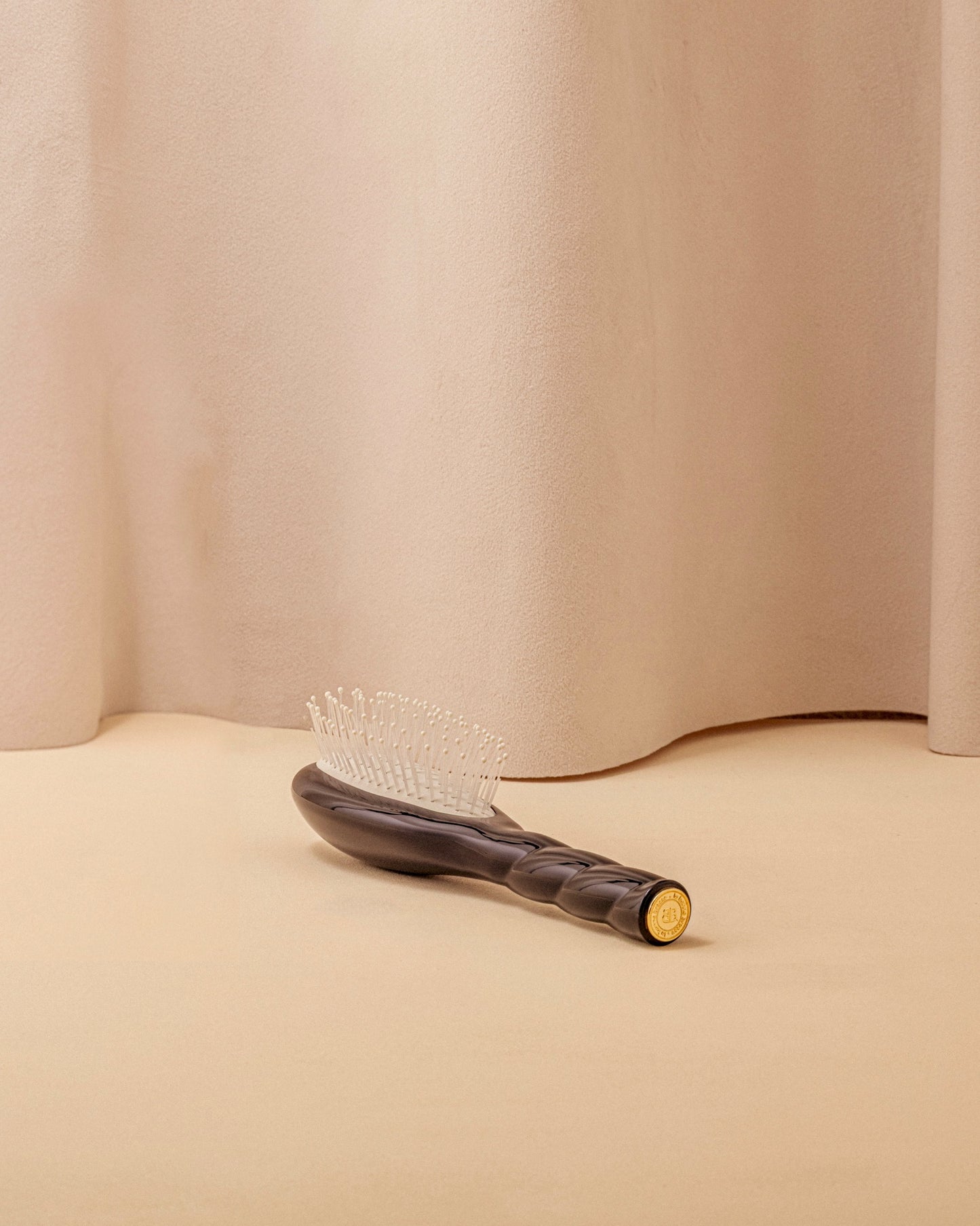 Black Édition N.04 El Pequeño Cepillo Desenredante y Masajeador La Miracle