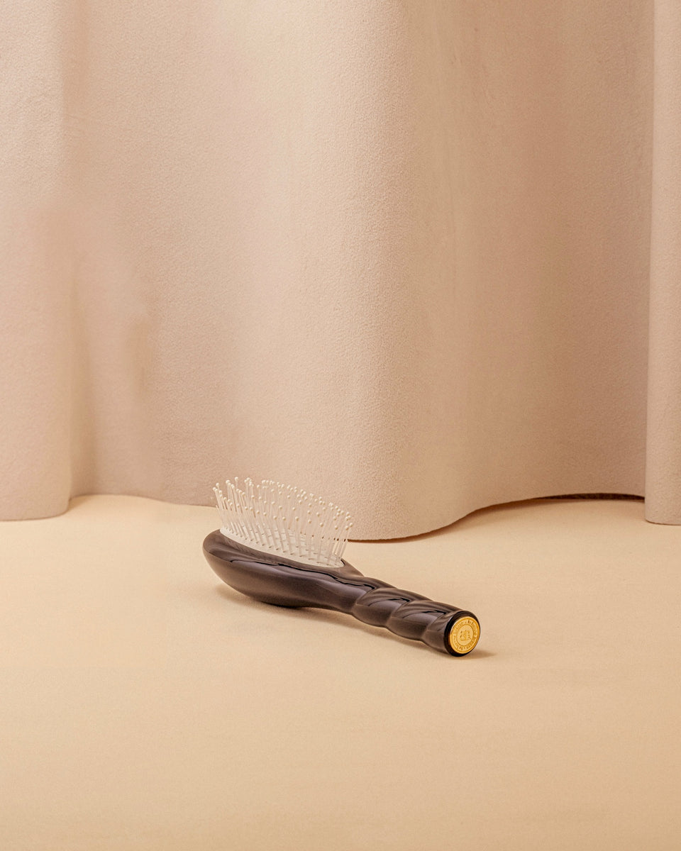 Black Édition N.04 El Pequeño Cepillo Desenredante y Masajeador La Miracle